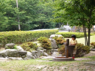 管理人のおじさま方は、こどもを温かく見守ってくれます